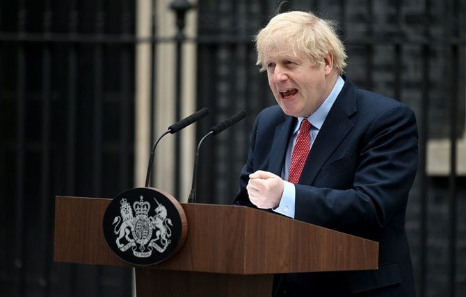 ロンドンの官邸前で声明を読み上げるジョンソン英首相（イギリス・ロンドン）