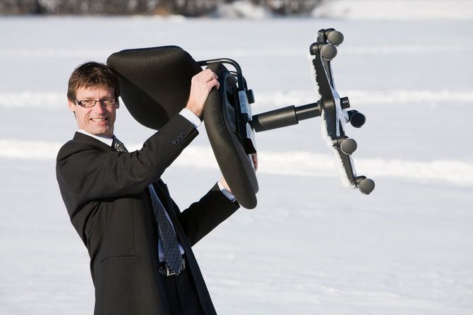 椅子をもち上げる男性