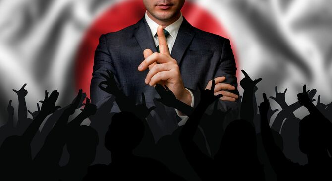 人々に語りかける政治家