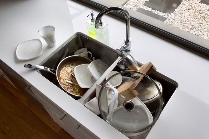 洗い物がたまったシンク