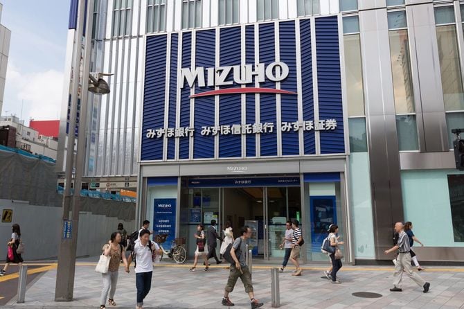 2016年8月、みずほ銀行 新宿中央支店の前を行きかう人々