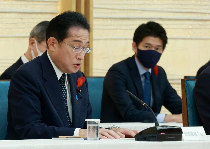 政府・与党連絡会議で発言する岸田文雄首相（手前）。右奥は岸田翔太郎首相秘書官＝2022年10月4日、首相官邸