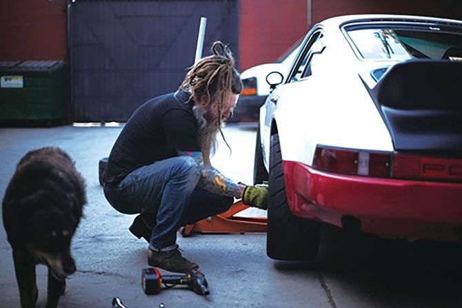 78年SCHRのリムを交換中