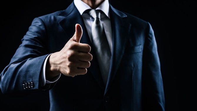 サムズアップするビジネスマン