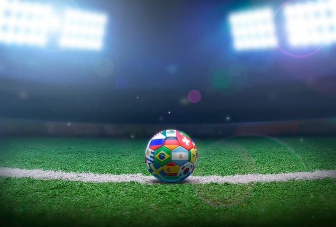 スタジアムに置かれた万国旗の柄のサッカーボール
