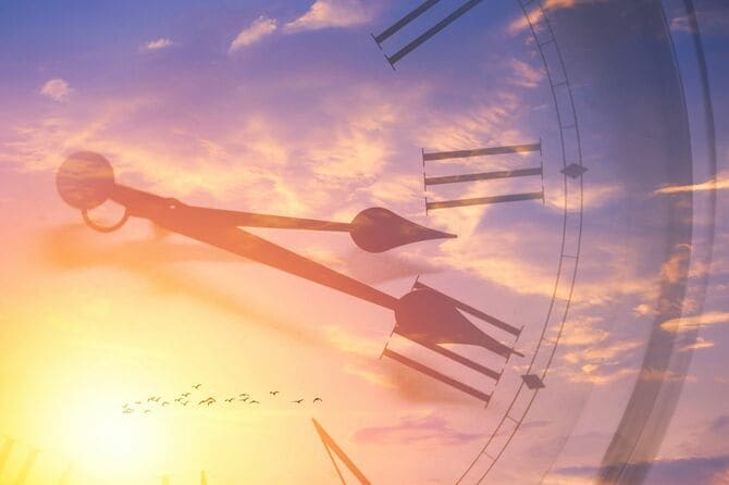 夕焼けを背景にした時計