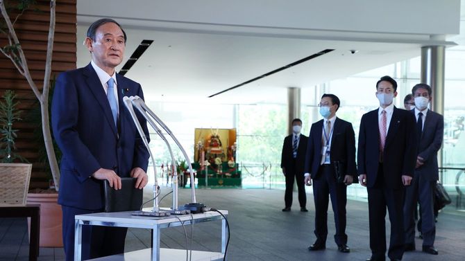 衆参3選挙で自民党が全敗したことについて、記者団の質問に答える菅義偉首相（左）＝2021年4月26日、首相官邸