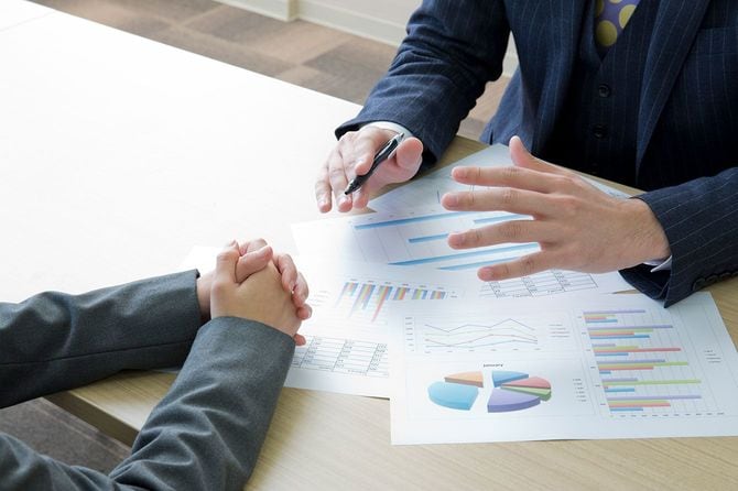 資料を広げて仕事のミーティングをする様子