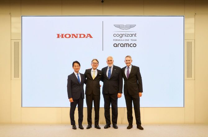 ホンダは5月24日、アストンマーティンにエンジンを含むパワーユニットを供給し、2026年からF1世界選手権シリーズに復帰すると発表。写真は記者会見でのホンダの三部敏宏社長(右から2人目)、アストンマーティンのローレンス・ストロール会長(左から3人目)ら。