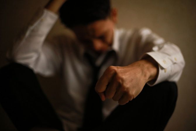 後悔に耐える男