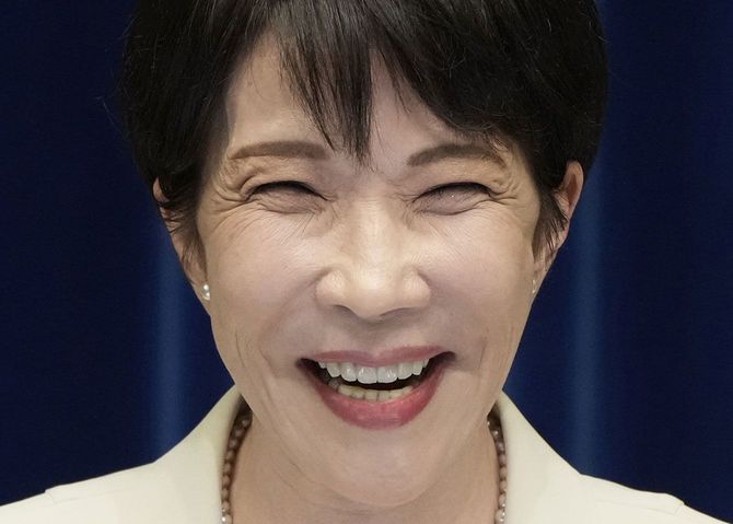 第221特別国会閉幕を受け、記者会見する高市早苗首相。飲食料品の消費税減税に関し「速やかに法案を提出し、国民に負担軽減の効果をできる限り早く実感してもらう」と述べ、近く決断する意向を示した＝2026年7月27日、首相官邸