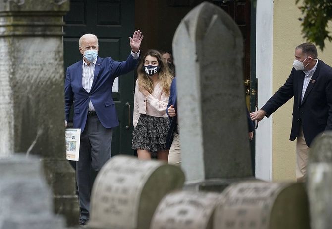 2020年10月25日の日曜礼拝で、孫娘のナタリー・バイデンと一緒に歩く民主党大統領候補のジョー・バイデン。ウィルミントン、デラウェア州にて