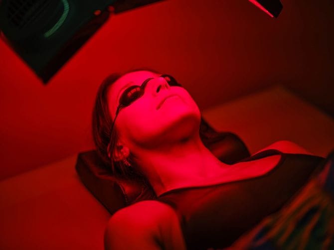 赤色光線療法を受ける女性