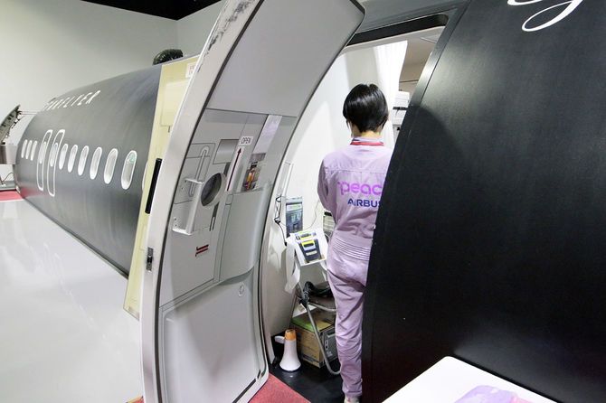 模擬訓練装置「モックアップ」内でピーチの客室乗務員が訓練を行っていた