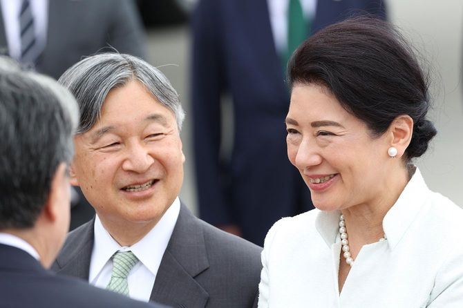 天皇、皇后両陛下。写真は、モンゴル訪問を終え、チンギスハン空港で関係者かた見送りを受けられた際のもの＝2025年07月13日、モンゴル・ウランバートル近郊［代表撮影］