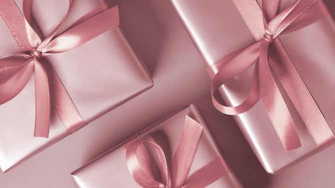 ピンクの背景にピンクのギフトボックス