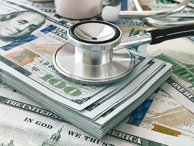 100ドル紙幣と聴診器