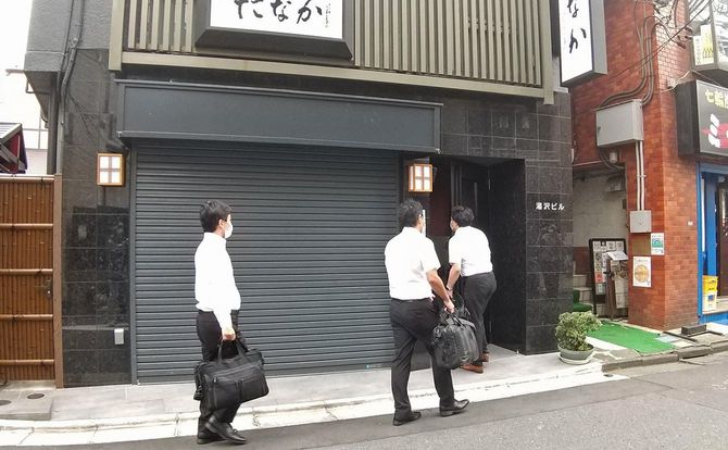 日本大の田中英寿理事長の自宅に家宅捜索に入る東京地検の係官ら＝2021年10月7日、東京都杉並区