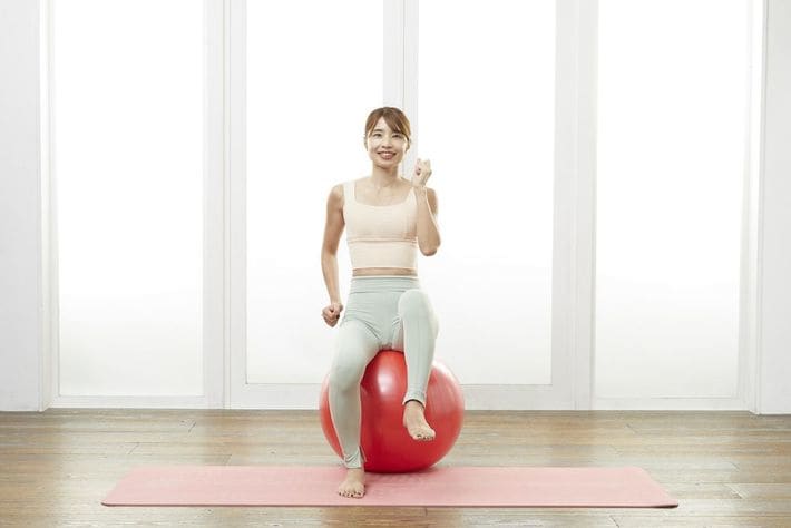 写真①　出典＝SAYAKA『<a href="https://www.amazon.co.jp/exec/obidos/ASIN/4833440695/presidentjp-22" target="_blank">バランスボール「美やせ」革命</a>』（プレジデント社）