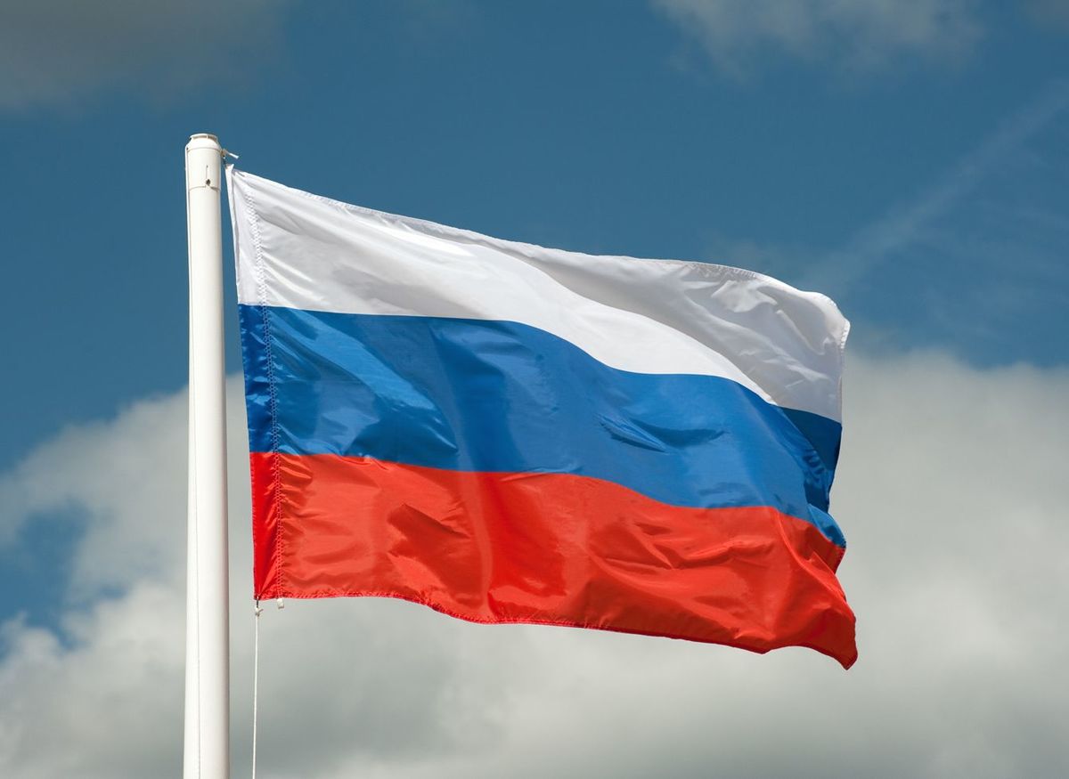 風にたなびくロシア国旗