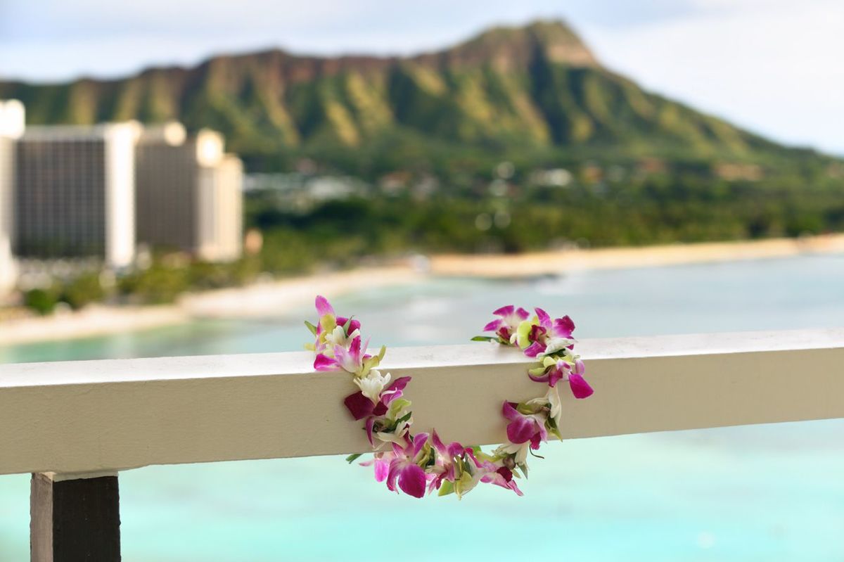 ハワイのワイキキビーチの風景とフラワーネックレス