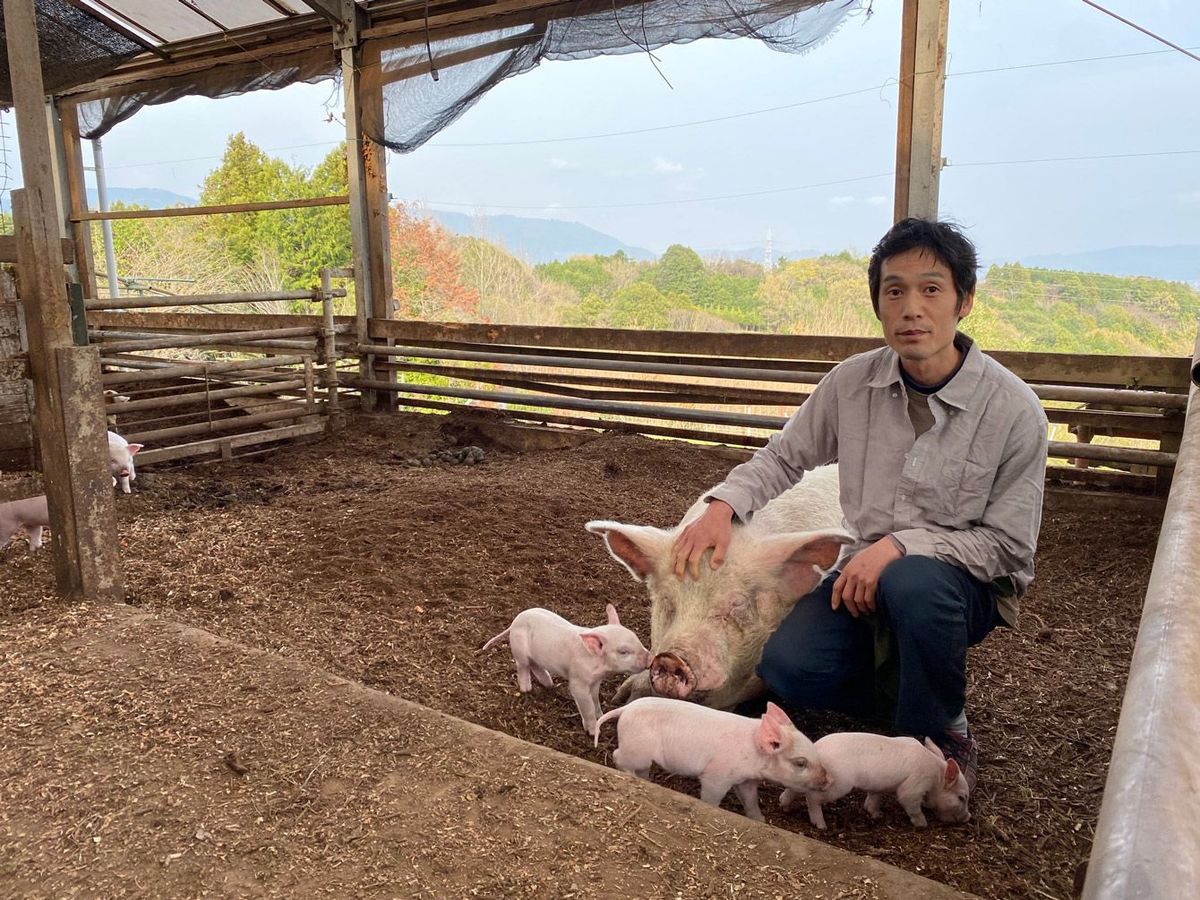 「農場こぶた畑」を経営する相原海さん。豚は10カ月ぐらいの時間をかけてのんびり育てる