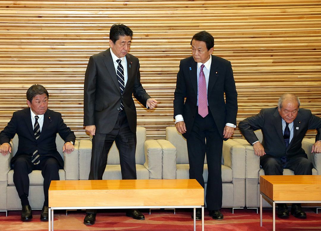 自宅で2時間サシ"安倍、麻生会談"の中身 3年前の「増税延期、解散」と酷似