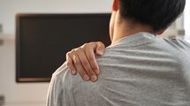 そりゃ仕事後｢体バキバキ｣になるワケだ…｢ただの疲れではない｣スマホとPCが引き起こす"現代人の身体リスク"