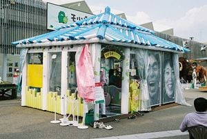 「愛・地球博」内のものづくりパビリオンに出展したプチプチだけでつくられたプチプチハウス