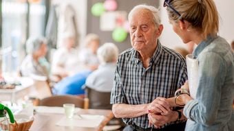 ｢田舎の親が認知症に｣帰省できない人の対処法