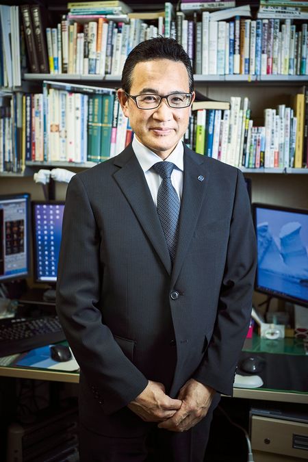 飯野守男(いいのもりお)/1971年鳥取県米子市生まれ。解剖学者の父を持ち、中学生の時に法医学者を目指す。鳥取大学医学部卒業、大阪大学大学院で博士号取得。京都大学、大阪大学、慶應義塾大学で勤務後、2015年鳥取大学医学部法医学分野の教授。趣味はサイクリング。