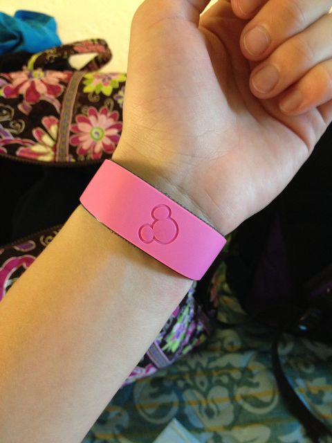 ディズニー・ワールドで導入された「マジックバンド」は、チケット、ファストパス、クレジットカード、ホテルのルームキーなど、様々な役割を果たす