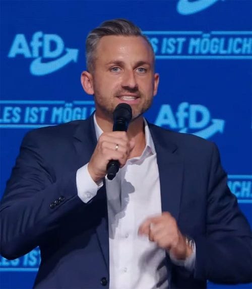 2026年2月18日、マクデブルクで開催されたAfDの集会で、演説を行うウルリヒ・ジークムント氏