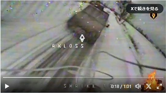 ウクライナ軍のドローン攻撃の標的になったロシア軍の車両。民間の車両が戦場に動員されている