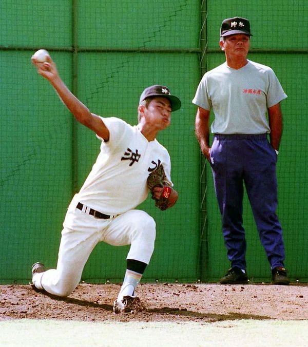 甲子園での試合を前に沖縄水産の大野倫（左）の投球を見つめる栽弘義監督＝1991年8月