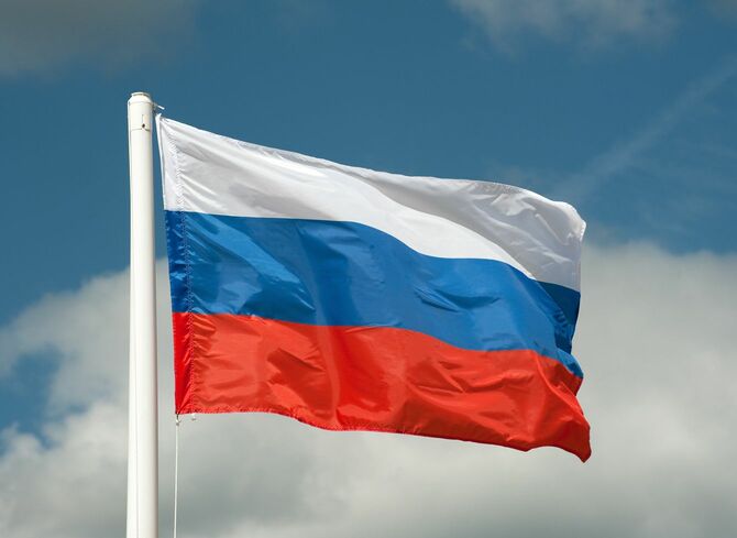 風にたなびくロシア国旗