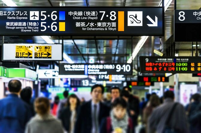 人々が行き交うJR新宿駅の構内