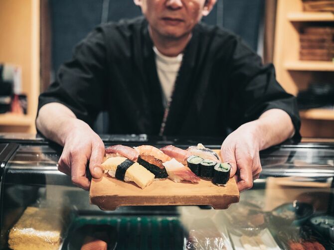 東京のすし屋で大将が握った寿司