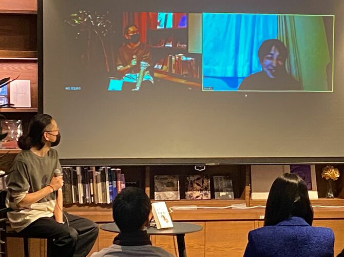 2022年3月19日　梅田蔦屋書店での対談風景。けんすうさんはお店から、ひろゆきさんはオンラインでの出演。