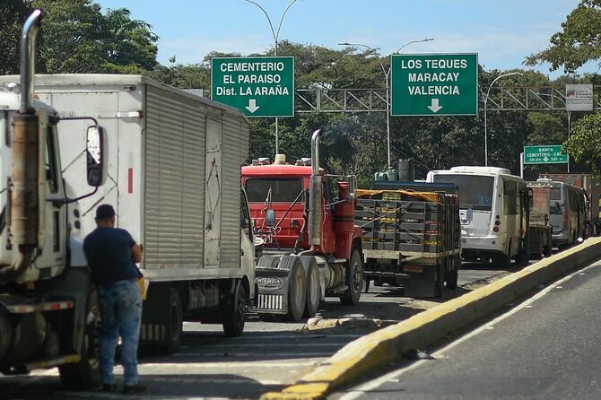 給油を待つトラックやバスの長い車列（ベネズエラ）