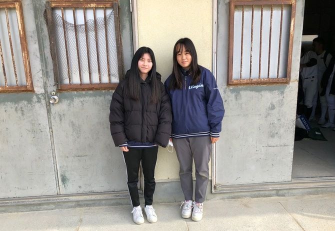 府立枚方なぎさ高校の野球部マネジャーの2人