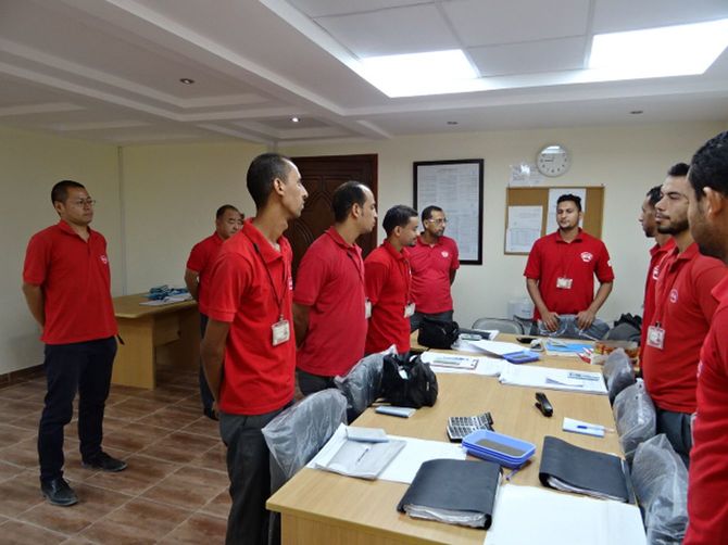 エジプト味の素食品社の朝礼風景、左はセールス・マネージャーの尾森康人氏