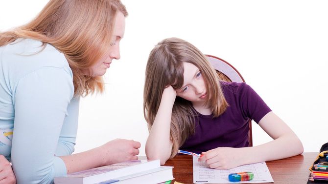 付きっきりで宿題を手伝おうとする母親にうんざりする子ども