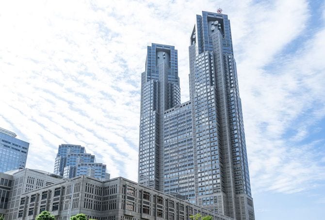 そびえ立つ都庁