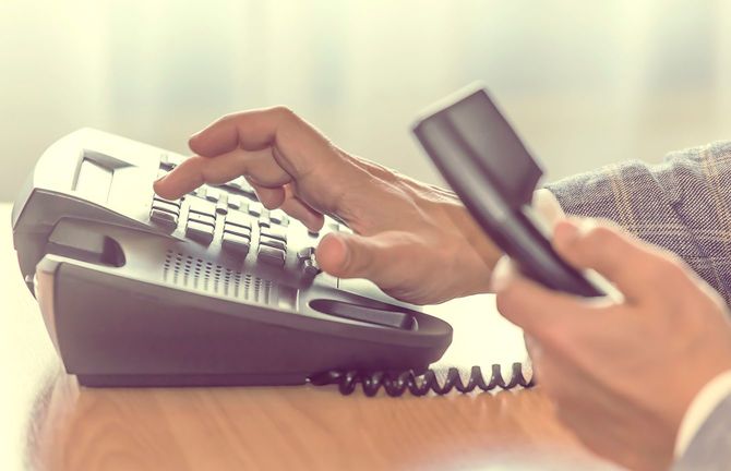 ビジネスマンのダイヤルの電話、ヴィンテージカラートーン効果