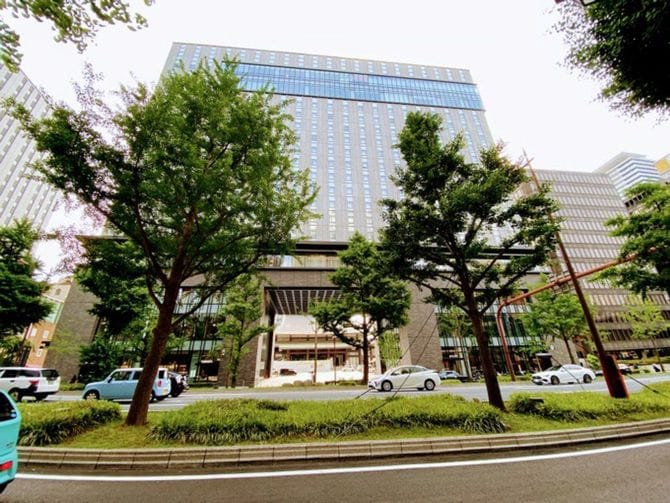 御堂筋を挟んで、山門とホテルが一体になった南御堂がみえる