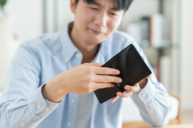 財布で考える青年