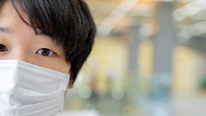 マスクを着けた若いビジネスパーソン