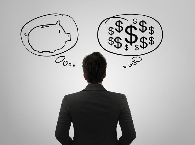 お金について考える男性