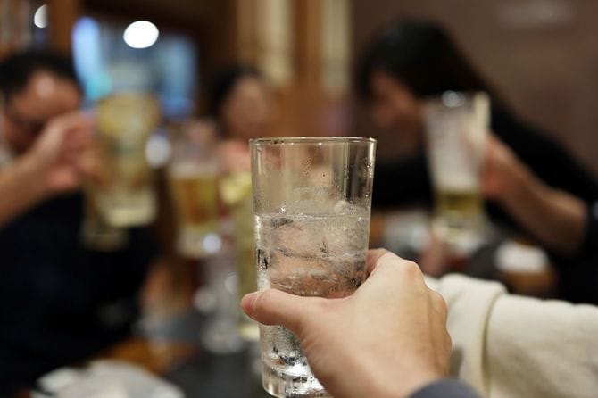 飲み会で乾杯をする人たち